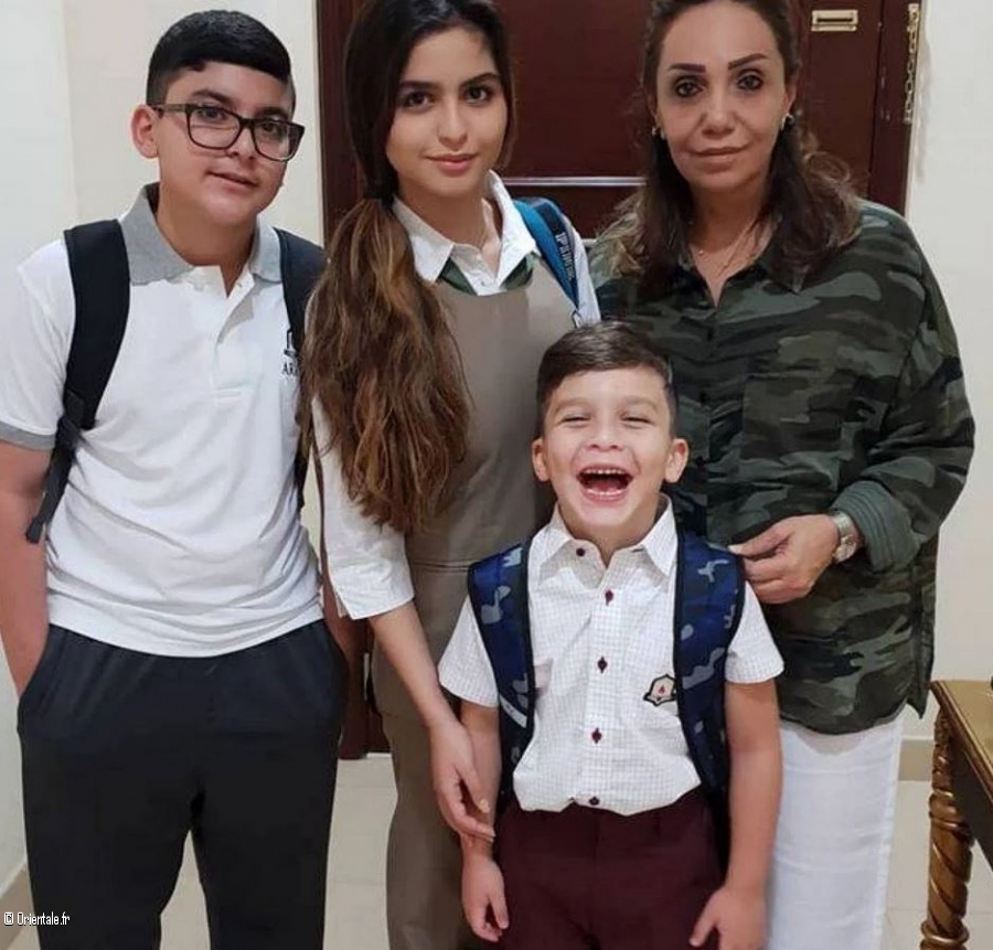 Hala Al Turk ici avec sa grand-mère, à d., son petit frère et un cousin! Hala Al Turk ici avec sa grand-mère, à d., son petit frère et un cousin!