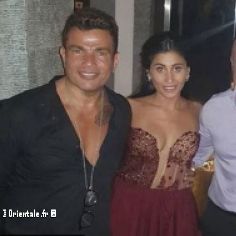 Le couple Dina Sherbiny et Amr Diab posant avec un couple d'amis