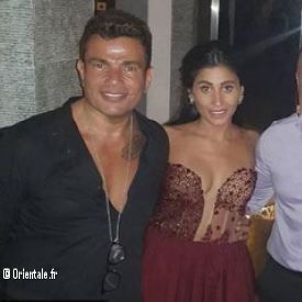Le couple Dina Sherbiny et Amr Diab posant avec un couple d'amis