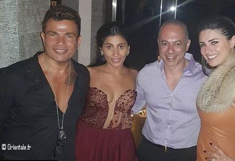 Le couple Dina Sherbiny et Amr Diab posant avec un couple d'amis Le couple Dina Sherbiny et Amr Diab posant avec un couple d'amis