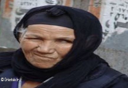 Vieille dame égyptienne victime d'une agression
