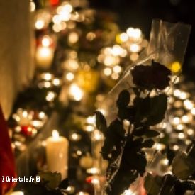 Femme qui se recueille apr�s un attentat