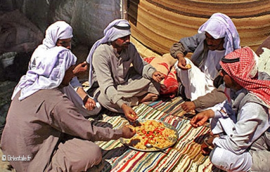 Bedouins mangeant Bedouins mangeant