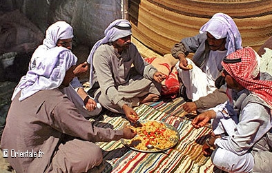 Bedouins mangeant
