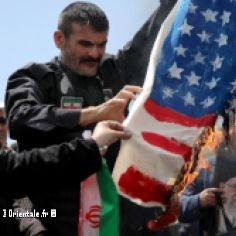 Iraniens brlant le drapeau US