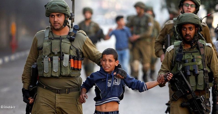 Enfant palestinien arrete par l'armee d'Israel Enfant palestinien arrete par l'armee d'Israel