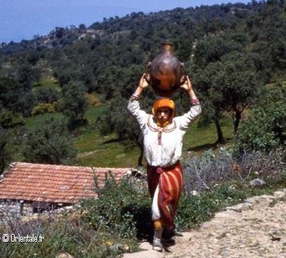 Femme portant une jarre en Kabylie