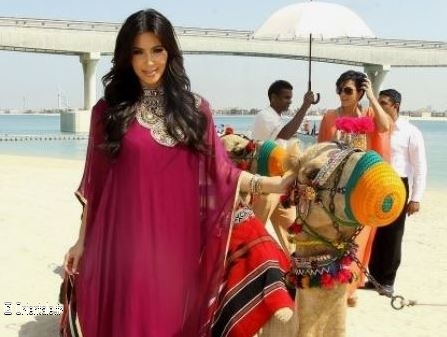 Kim Kardashian en robe traditionnelle arabe