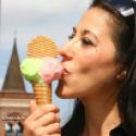 Femme mangeant une glace