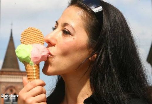 Femme mangeant une glace Femme mangeant une glace