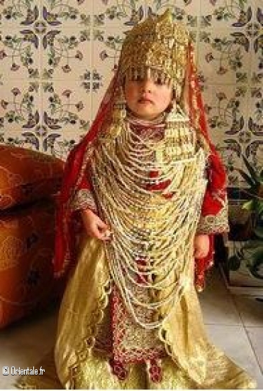 Petite fille en tenue traditionnelle tlemcenienne Petite fille en tenue traditionnelle tlemcenienne