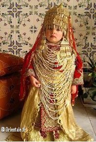 Petite fille en tenue traditionnelle tlemcenienne Petite fille en tenue traditionnelle tlemcenienne