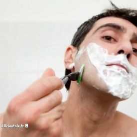 Homme qui se rase