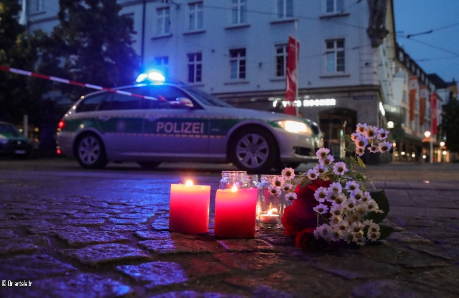 Scène d'hommage aux victimes du terroriste somalien avec police allemande