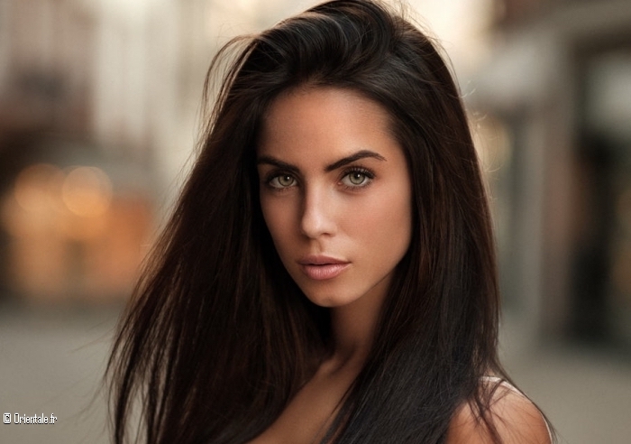 Brune aux yeux verts Brune aux yeux verts