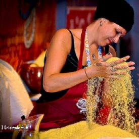Femme fran�aise qui roule le couscous