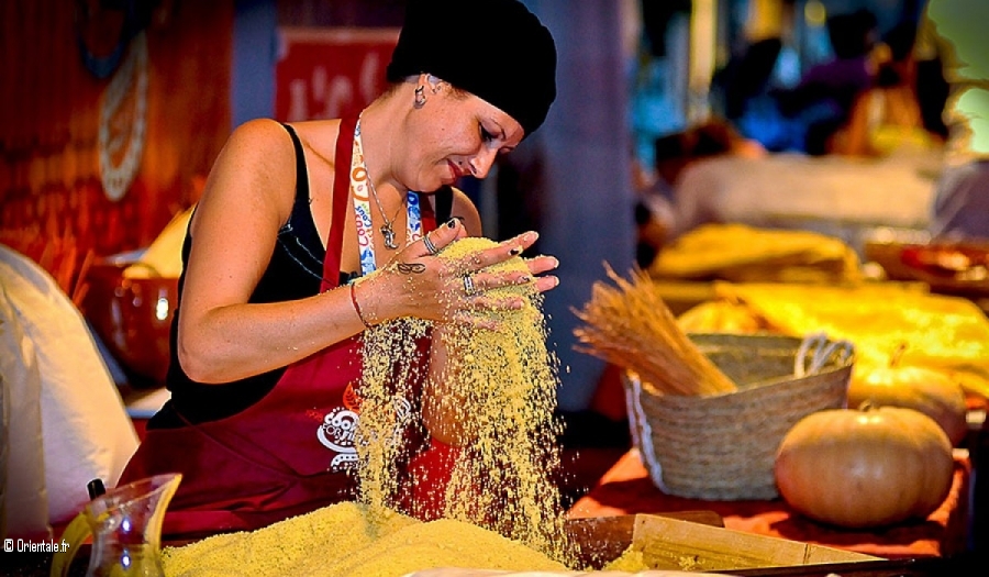 Femme franaise qui roule le couscous