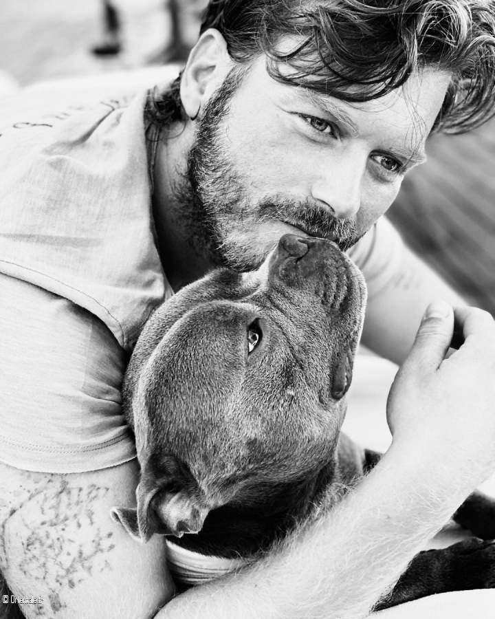 Kıvan Tatlıtuğ et son chien qu'il adore