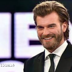 Kıvan Tatlıtuğ avec un beau sourire aux fossettes