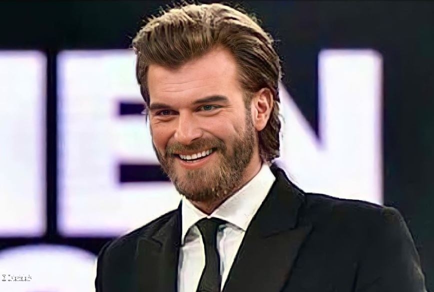 Kıvan Tatlıtuğ avec un beau sourire aux fossettes
