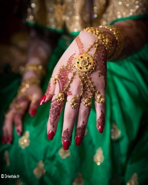 Mariée arabe ayant un beau henné