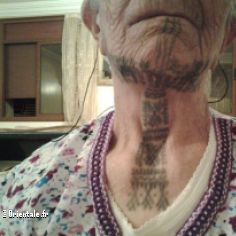 Vieille dame berbre prsente ses tatouages