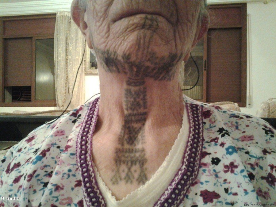 Vieille dame berbère présente ses tatouages Vieille dame berbère présente ses tatouages