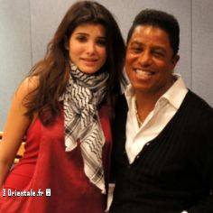 Sofia Marikh pose avec Jermaine Jackson