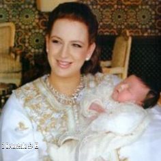 Salma du Maroc tient son bébé