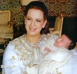 Salma du Maroc tient son bébé Salma du Maroc tient son bébé