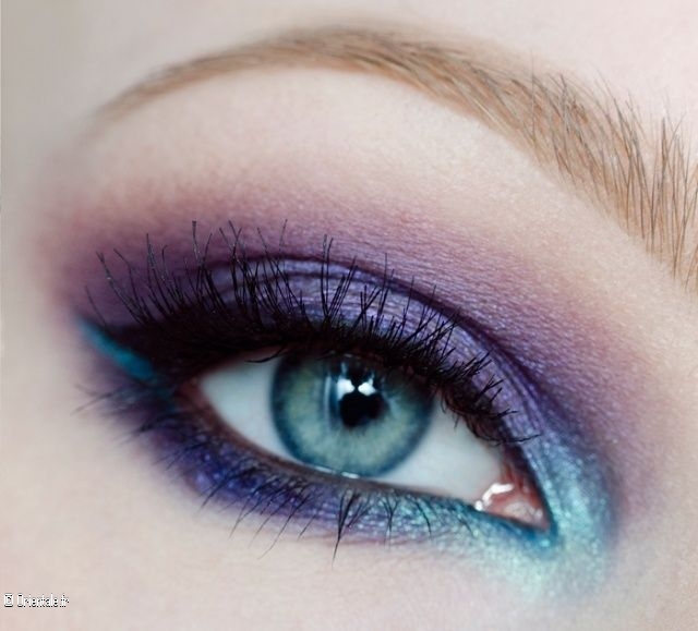 Oeil avec fard violet