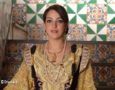 Femme en tenue traditionnelle algérienne Femme en tenue traditionnelle algérienne
