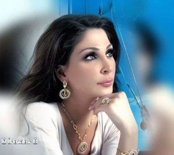 Elissa réfléchit en regardant le ciel
