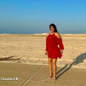 Fifi Abdou en robe rouge � la plage