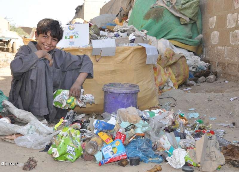 Un enfant afghan cherche de la nourriture ou des objets de valeur dans des détritus Un enfant afghan cherche de la nourriture ou des objets de valeur dans des détritus