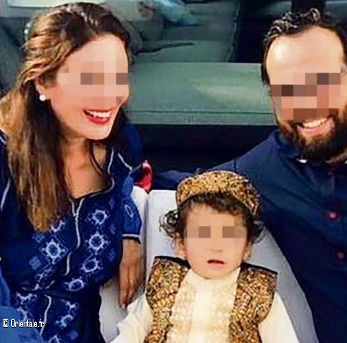 Le couple allemand-afghan avec son petit garon en tenue afghane