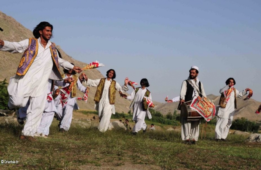 Les hommes aiment danser pendant un mariage