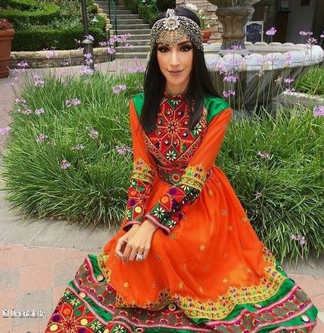 Mariée afghane avec une robe orange