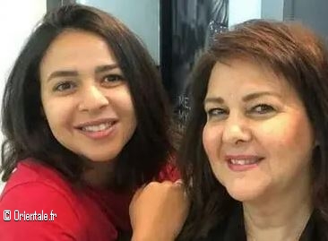 La fille de Dalal Abdel Aziz pose avec sa maman La fille de Dalal Abdel Aziz pose avec sa maman
