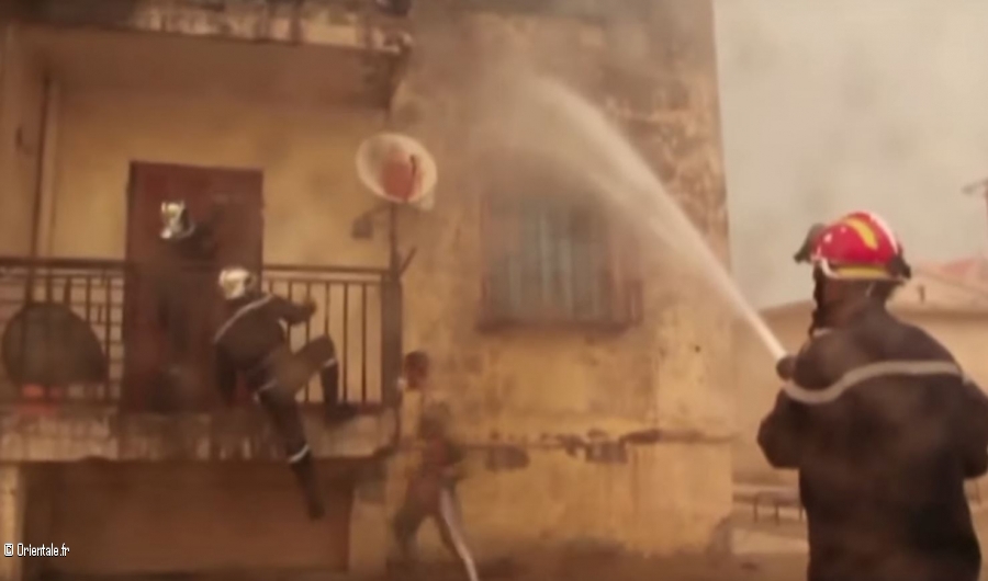 Pompiers en train d'éteindre un feu sur une maison - Algérie - Incendies 08-2021 Pompiers en train d'éteindre un feu sur une maison - Algérie - Incendies 08-2021