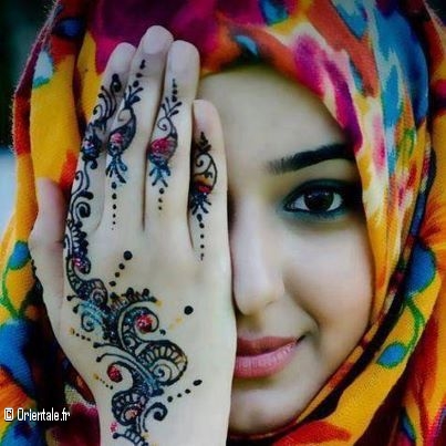 Jeune femme voilée avec du henna sur la main Jeune femme voilée avec du henna sur la main