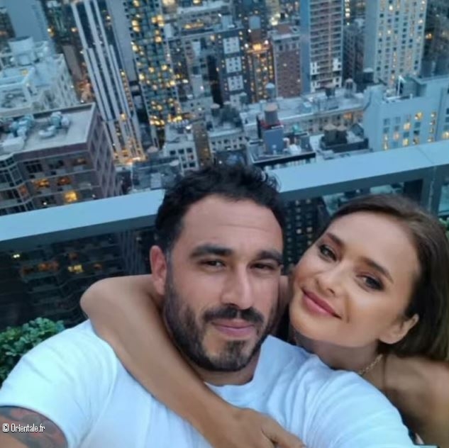 Hisham Achour et Nelly Karim devant les buldings de New-York city