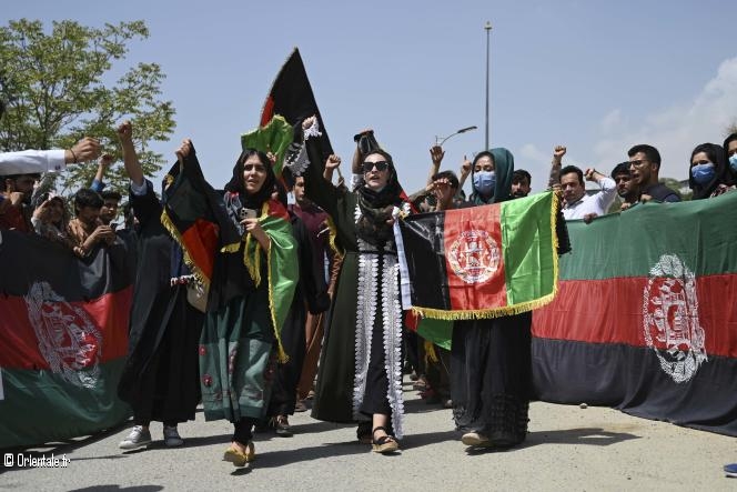 Des Afghans clbrent le 102e jour de l'indpendance de l'Afghanistan, portant haut le drapeau national,  Kaboul, le 19 aot 2021