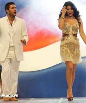 Wael Kfoury en compagnie de Heifa Wehbe faisant  peu prs la mme taille