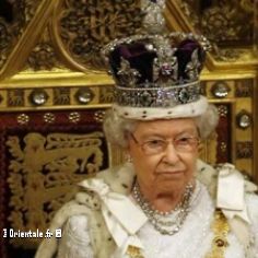 Reine Elizabeth II sur son trône royal
