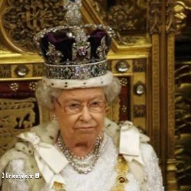 Reine Elizabeth II sur son tr�ne royal
