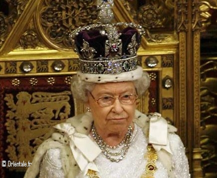 Reine Elizabeth II sur son trône royal Reine Elizabeth II sur son trône royal