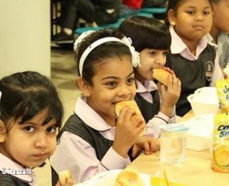 Des enfants mangent à la cantine en Egypte Des enfants mangent à la cantine en Egypte