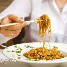 Femme qui mange des nouilles