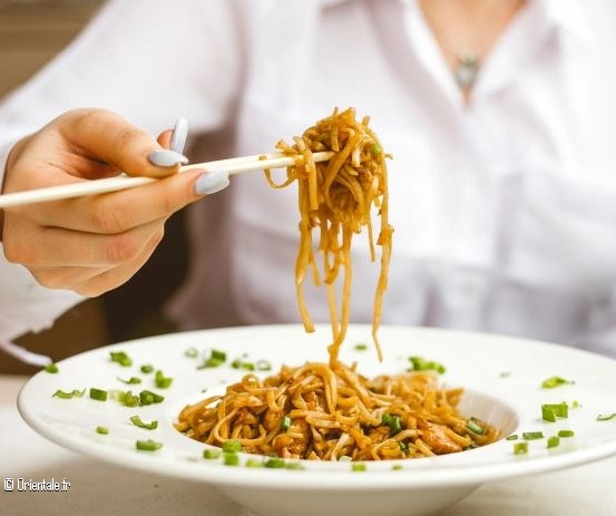 Femme qui mange des nouilles